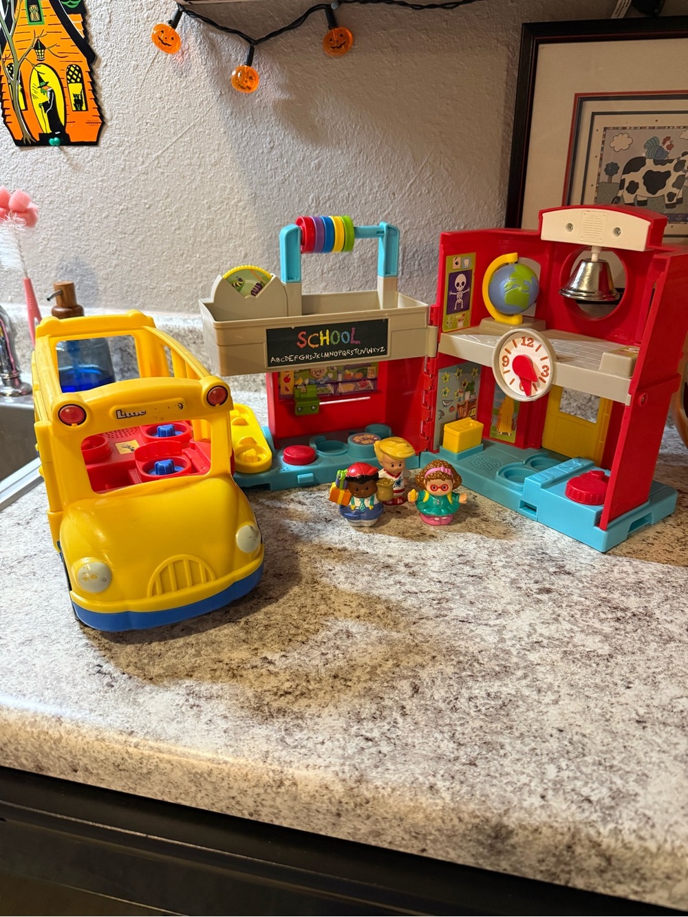 Little people Bright Yellow School Bus & Colorful School Playset
